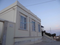 Το 6θέσιο δημοτικό σχολείο στον οικισμό της Βάρης στη νότια Σύρο